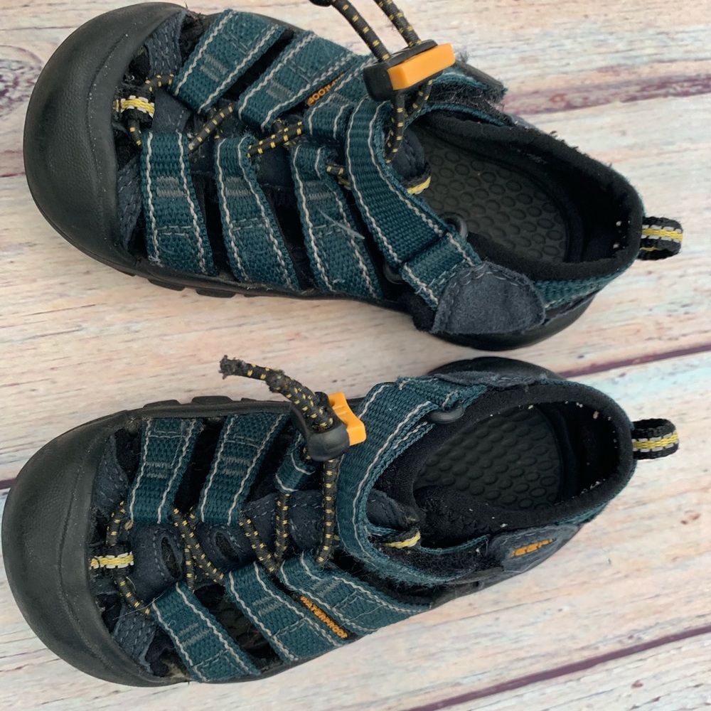 Keen sandals/water shoes size 9 toddler